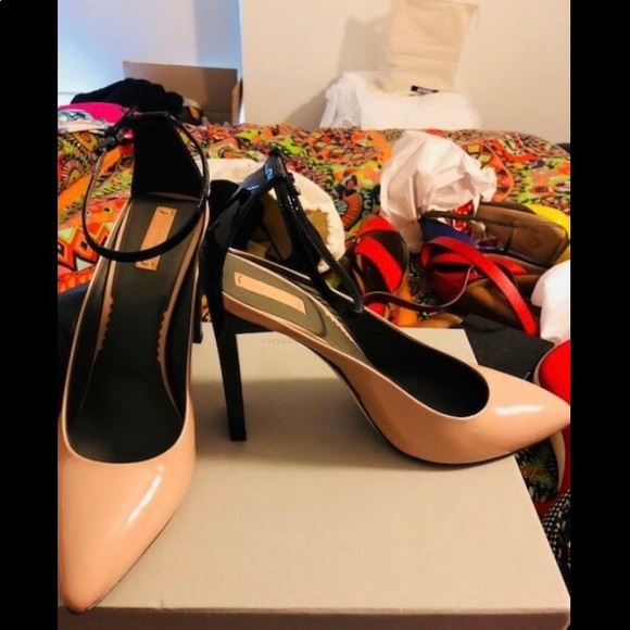 REED KRAKOFF TWO-TONED PATENT LEATHER PUMPS - Picture 3 of 6